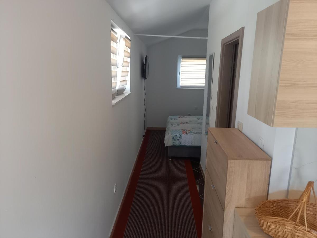Studio Apartman Sutic Kaštel Novi Екстериор снимка