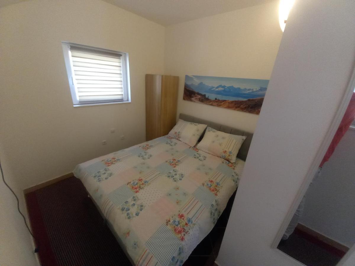 Studio Apartman Sutic Kaštel Novi Екстериор снимка