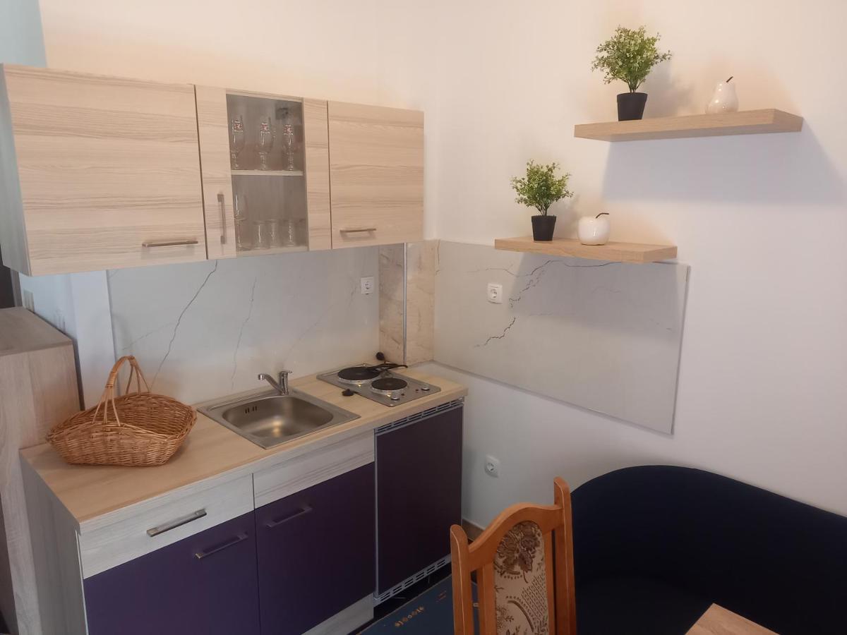 Studio Apartman Sutic Kaštel Novi Екстериор снимка