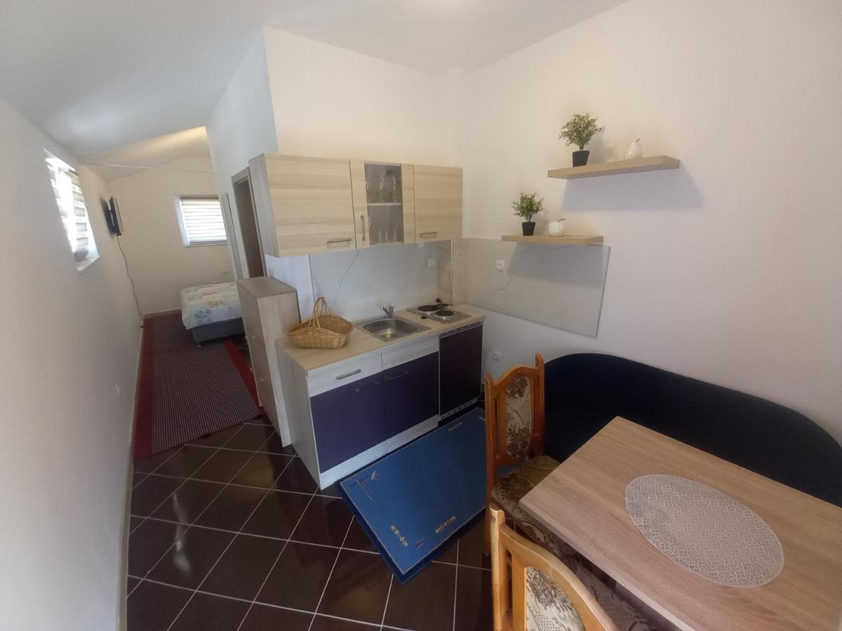 Studio Apartman Sutic Kaštel Novi Екстериор снимка