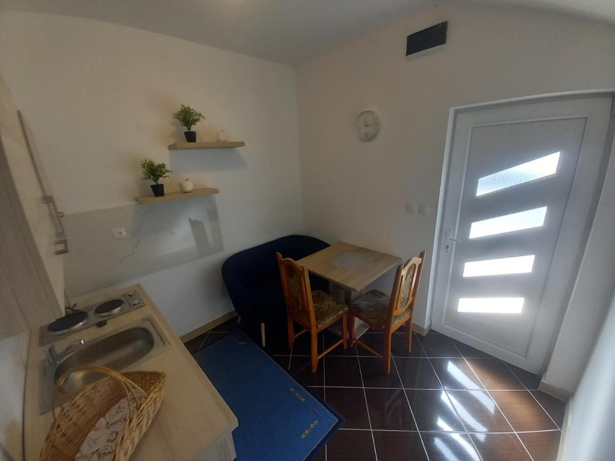 Studio Apartman Sutic Kaštel Novi Екстериор снимка