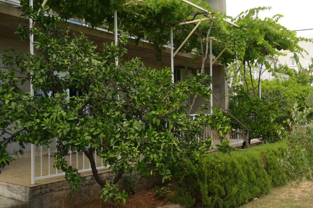 Studio Apartman Sutic Kaštel Novi Екстериор снимка